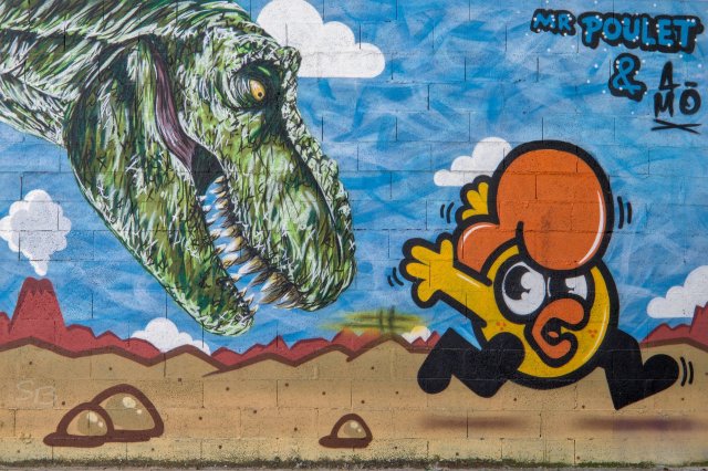 Graff : A-MO (dinosaure) et P. Poulet (le poulet) - Bordeaux, Rue Lentillac - 06/2019Photo : Stéphane - 07/2020