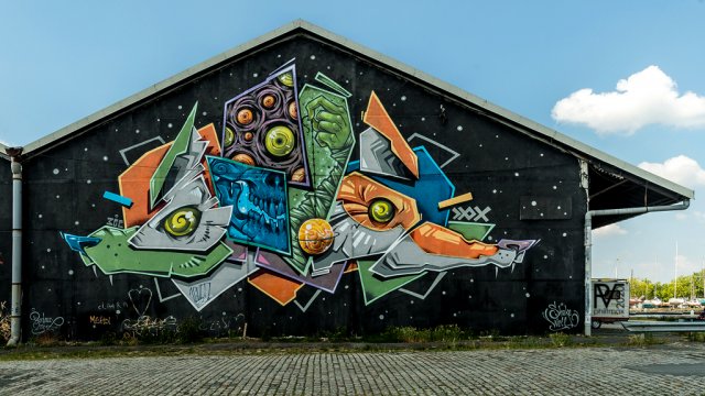 Graff : DYOX - Bordeaux, Bassin à flot, Hangar 27 - 07/2016Photo : Philippe - 05/2018
Une fresque réalisée sur deux jours dans le cadre du Shakewell festival sur un mur de l'ex Hangar 27 démoli depuis.