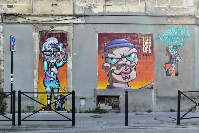 Graf : réalisé par Lüle (personnage de gauche) et Möka (personnage de droite) rue des Terres de Bordes à Bordeaux en février 2021Photo : Stéphane - 02/2021
