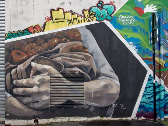 Graff : ROUGE - Bordeaux, Rue Belcier, Secours Populaire - 07/2018Photo : Stéphane - 01/2020