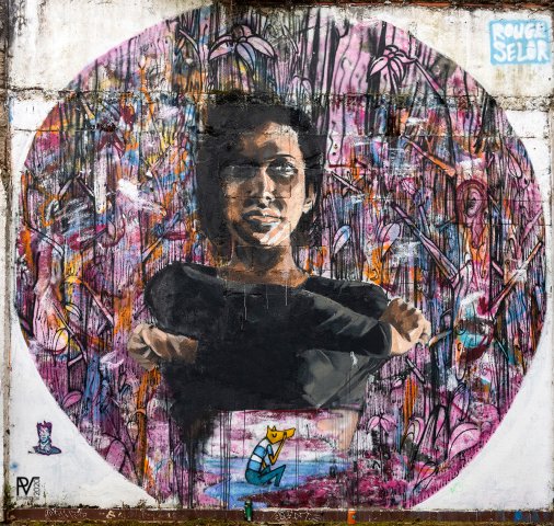 Graff : ROUGE - Bordeaux, passage grenier - 08/2017Photo : Philippe- 06/2020
La femme dans un cercle, réalisé en collaboration avec l'artiste SELOR.
 